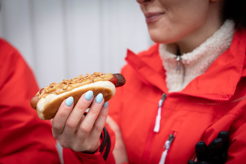 Kampanjarbetare med korv med bröd Foto Ellen Aguirre